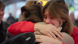 Thumbnail voor Emotionele ontmoeting tussen twee zussen in 'Hello Goodbye': 'Lastige dag voor ons vandaag'