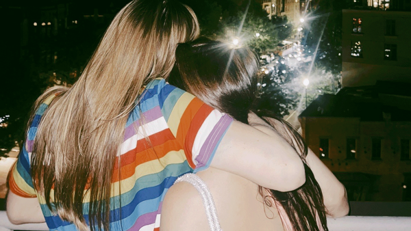 Carice (25) heeft een huisgenoot van 37 jaar: 'We weten niets van haar en ze bespiedt ons'