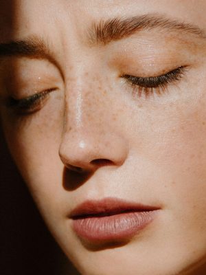 Thumbnail voor Opgepast: Dit ingrediënt in wimperserums zorgt voor donkere kringen onder je ogen