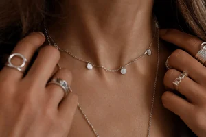 Thumbnail voor Zó zorg je ervoor dat je sieraden niet dof worden: 'Deze kleine gewoonte maakt het verschil'