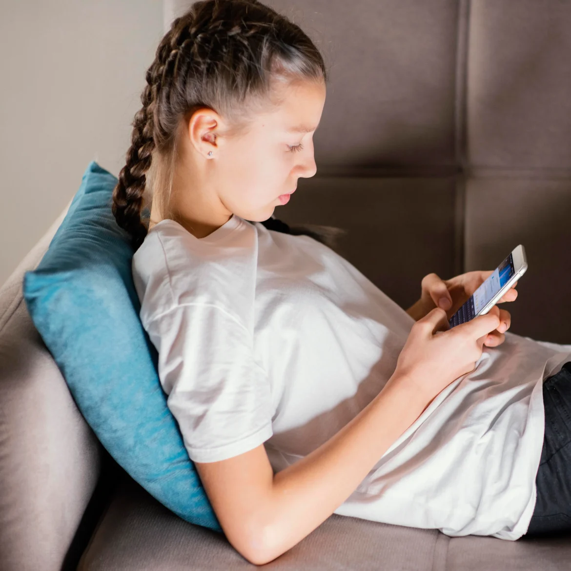 Mobiel in woonkamer