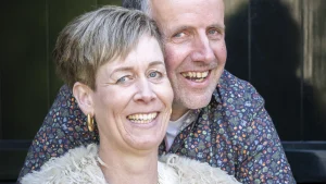 Thumbnail voor Jan en Dorien uit 'Boer zoekt Vrouw' getrouwd: 'We zijn er met de trekker naartoe gegaan'