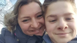 Thumbnail voor Kims zoon Ward (20) stapte uit het leven: 'Mijn huis stond vol bloemen, maar mijn kind was weg'