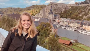Thumbnail voor ‘Ben ik geen ‘volledige vrouw’ omdat ik niet wil baren?’: Olga Oost (35) onderzoekt het (afwijzen van) moederschap