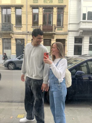 Thumbnail voor Daan en Yonus zijn huisgenoten én lovers: 'Ik hoef nooit met een tandenborstel te slepen'