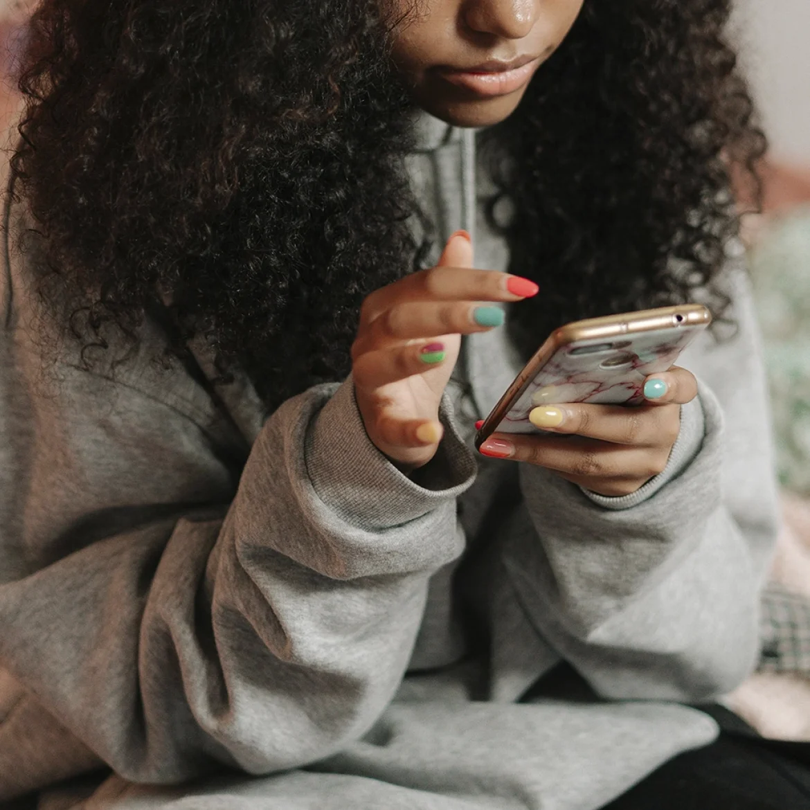 Mobiel in woonkamer mag niet