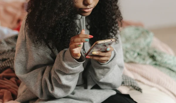 Mobiel in woonkamer mag niet