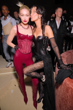 Thumbnail voor Eh, wist je al dat Bella en Gigi Hadid nog een (geheime) zus hebben? Dít is 'r dus