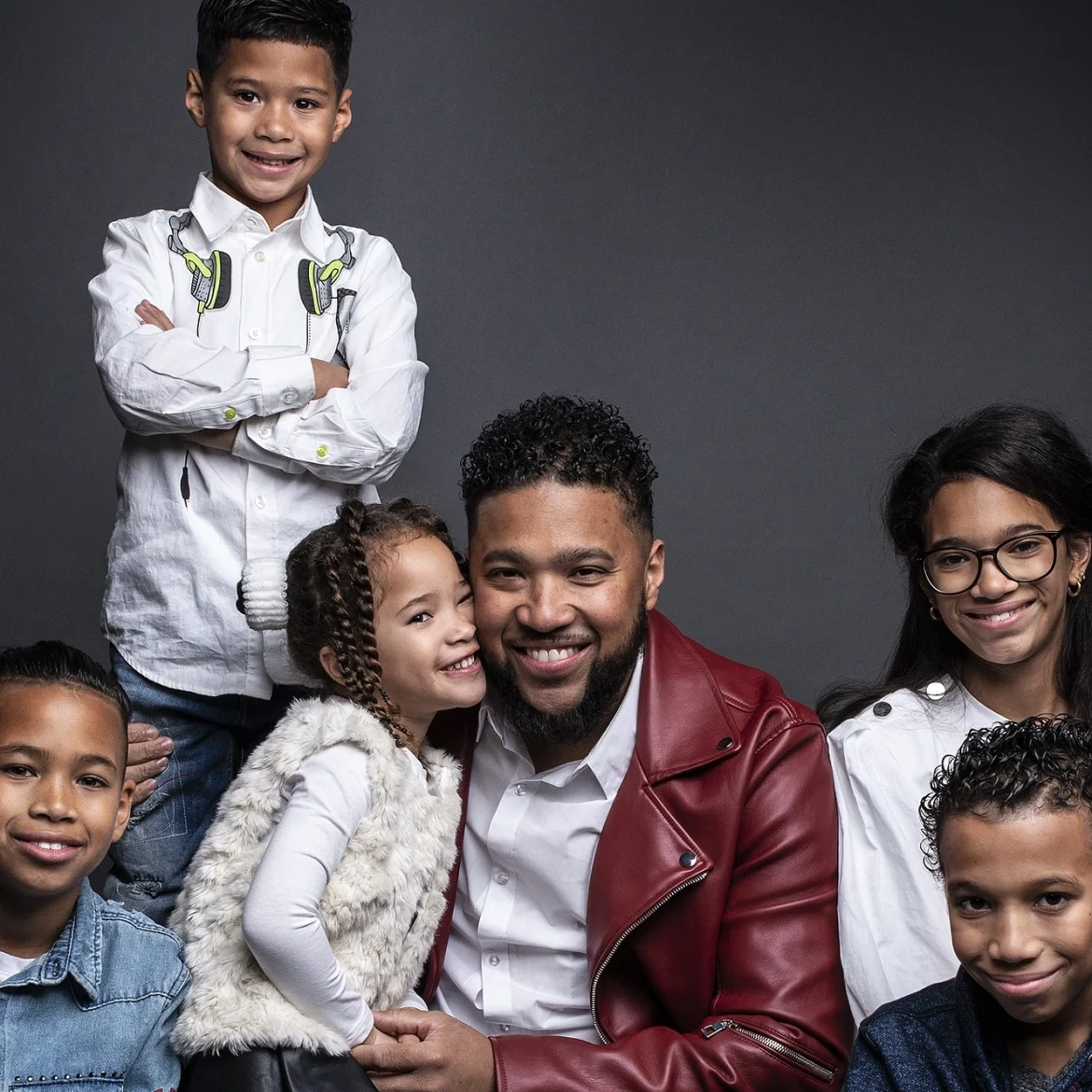 Gezinsuitbreiding in huize Lopez. Jay Lopez, bekend van het populaire programma ‘Een Huis Vol’, wordt opnieuw vader. Zijn vrouw Saffiera is zwanger van hun tweede kind samen, wat voor Jay inmiddels zijn zevende telg is. KRO-NCRV