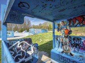 Thumbnail voor Sandra (62) staat bijna dagelijks op haar skateboard: 'Het leukst zijn de opmerkingen van tieners langs de kant'