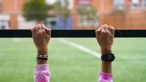 Thumbnail voor Steeds meer ouders volgen kroost via smartwatch, maar wat doet dat met een kind? 'Ze moeten kattenkwaad uithalen'