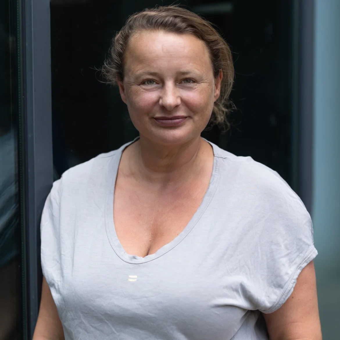 Mirjam zocht uit waarom haar moeder uit het leven stapte: 'Haar dood was taboe, alsof ze nooit bestaan had'
