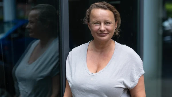 Mirjam zocht uit waarom haar moeder uit het leven stapte: 'Haar dood was taboe, alsof ze nooit bestaan had'