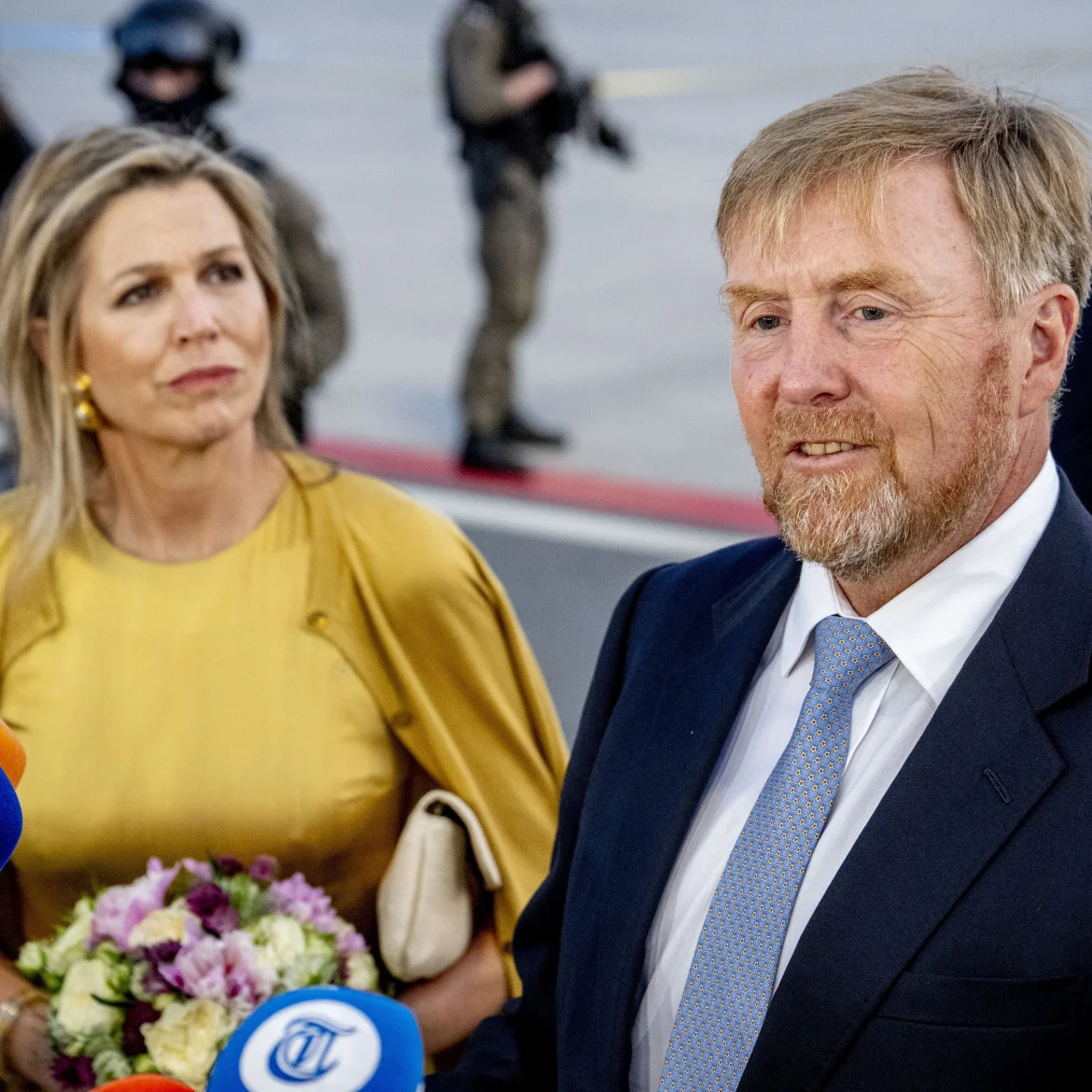 Koning Willem-Alexander vertrekt na kabinetsval voor staatsbezoek aan Tsjechië: 'Eigenlijk heel raar om Nederland nu te verlaten'