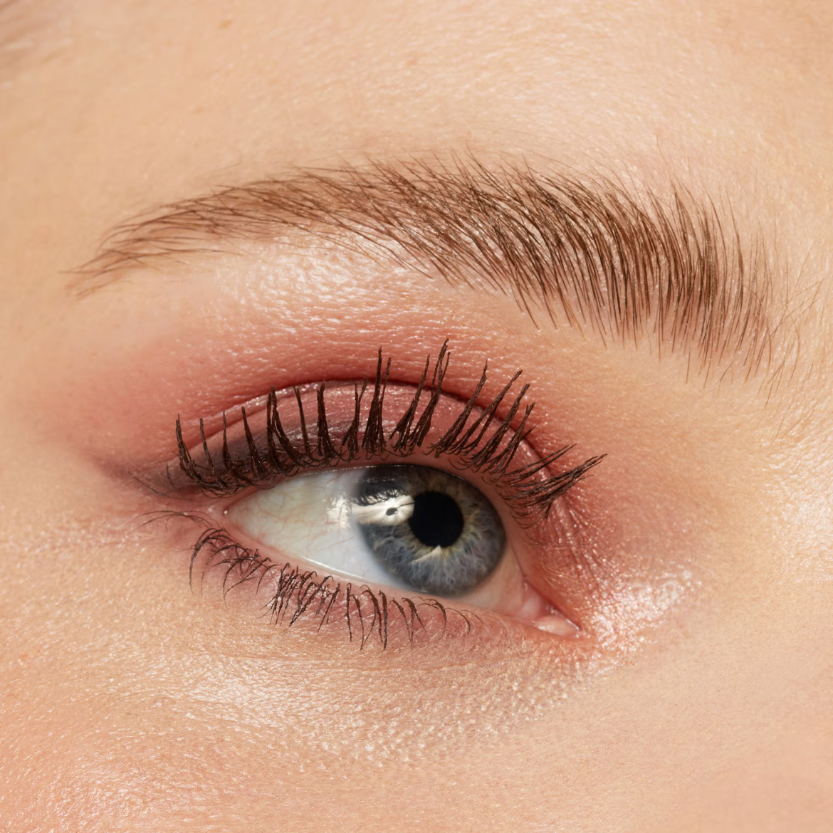 Vrouw met bruine mascara