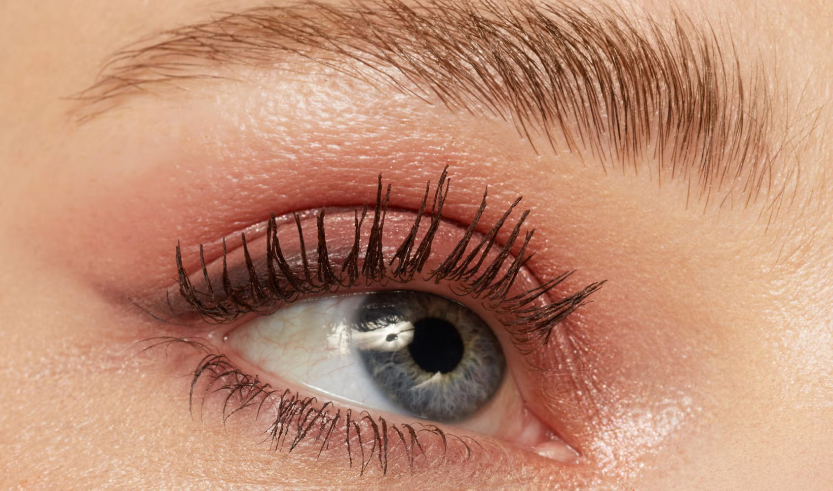 Vrouw met bruine mascara