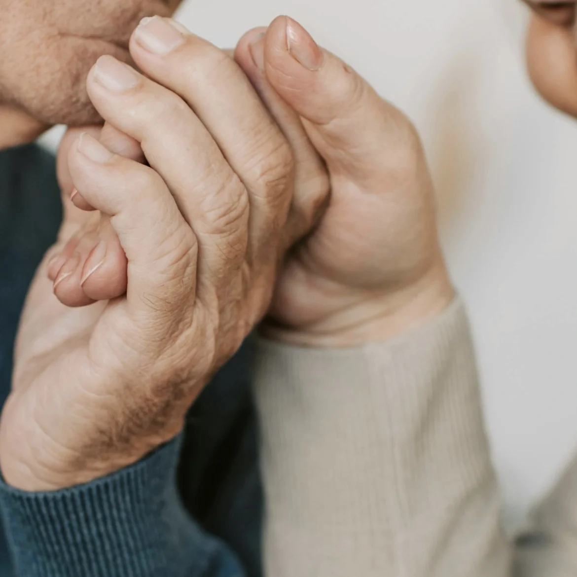Moede en zoon houden elkaars hand vast | schizofrenie
