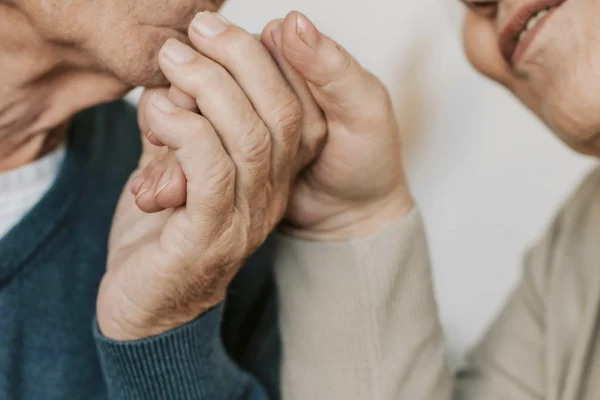 Moede en zoon houden elkaars hand vast | zoon schizofrenie
