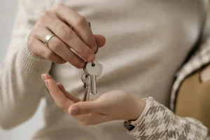 Thumbnail voor Larissa (25) woont nog thuis en kan daardoor veel sparen: 'In het najaar verhuizen we naar ons nieuwbouwhuis'