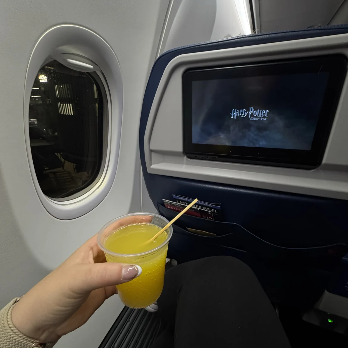 Alvast 'cheersen' op je vakantie? Dit gebeurt er als je alcohol drinkt in het vliegtuig