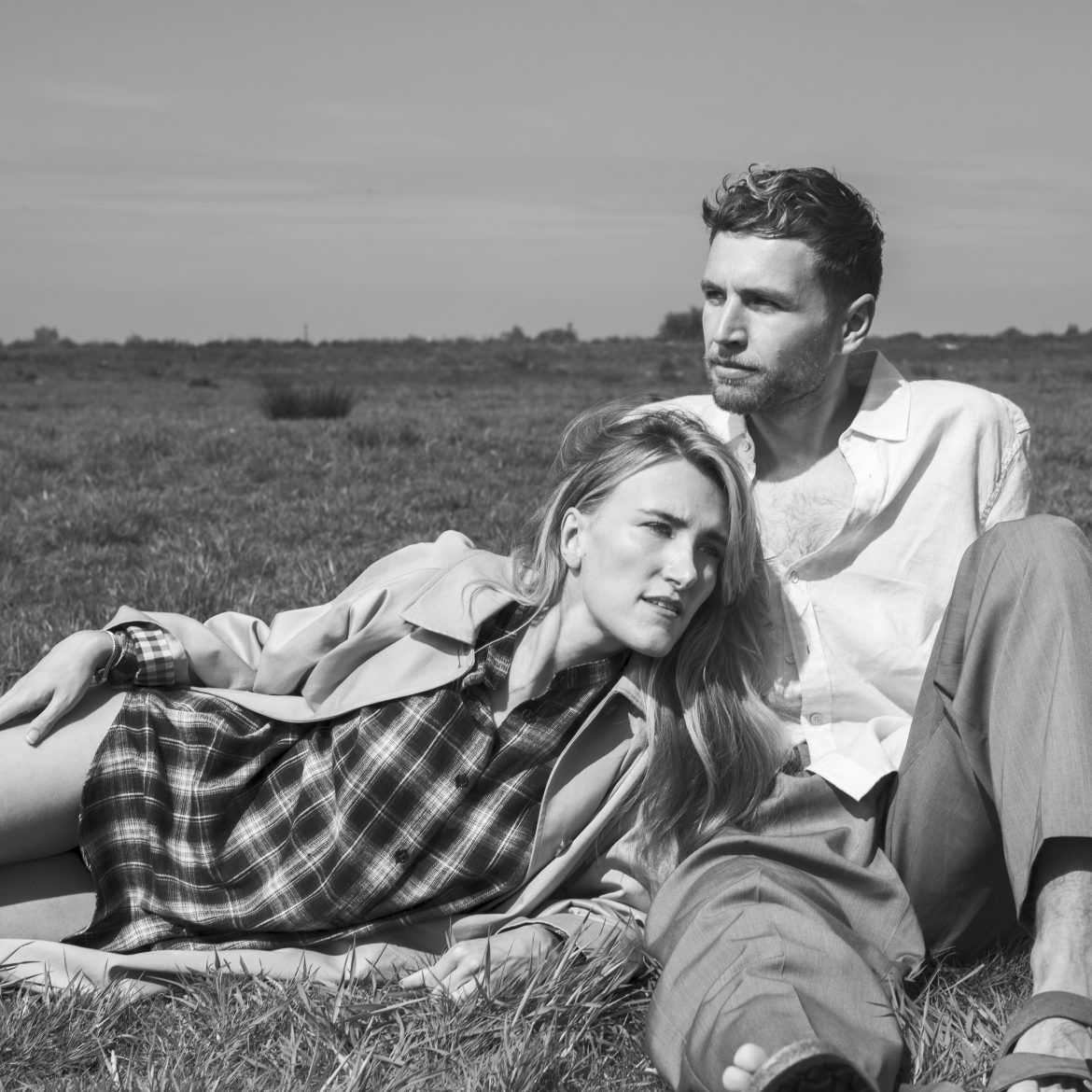 Suzan & Freek in een weiland vertellen over hun carrière en relatie