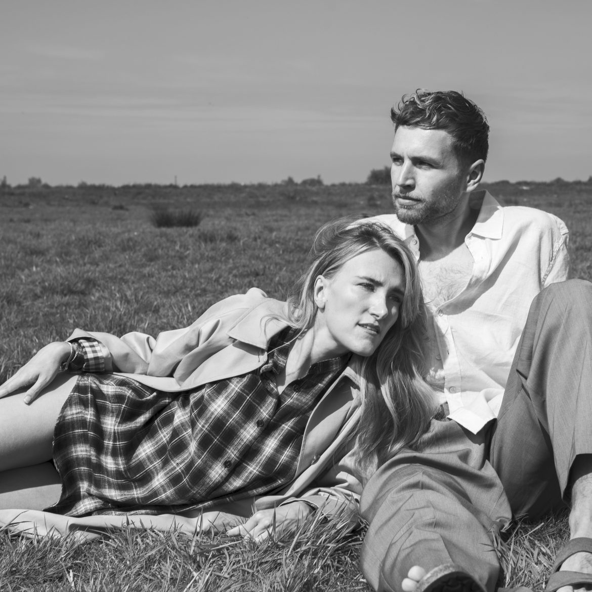 Suzan & Freek in een weiland. Ze delen een hint over nieuwe muziek op Instagram