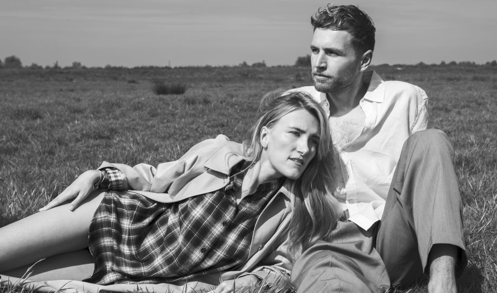 Suzan & Freek in een weiland vertellen over hun carrière en relatie