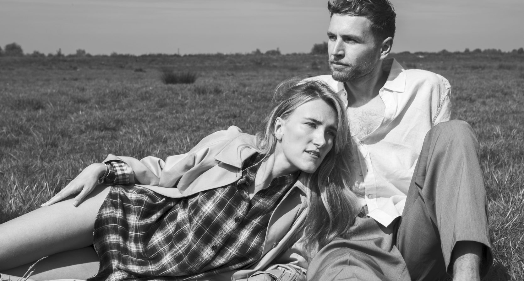 Suzan & Freek in een weiland vertellen over hun carrière en relatie