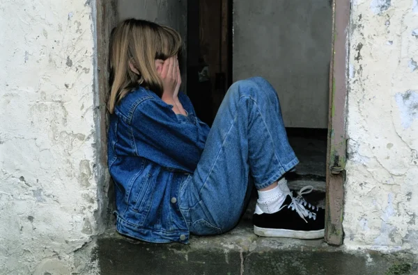 Sacha (26) ontvluchtte misbruik door ouders: 'Ik werd verhandeld, soms zag ik 10 mannen in 1 weekend'