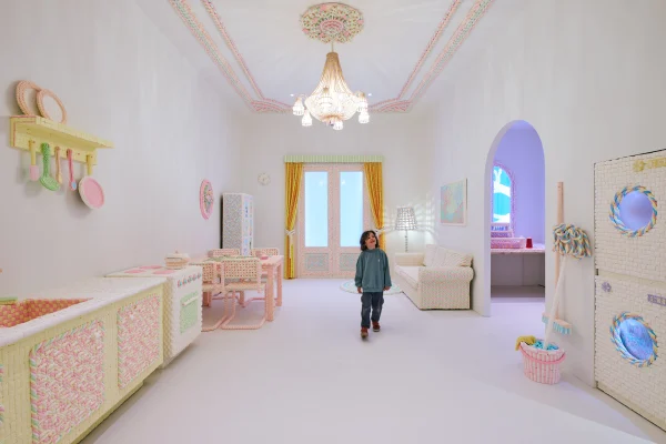 Jongetje loopt door de installatie van Simone Post in Museum Voorlinden