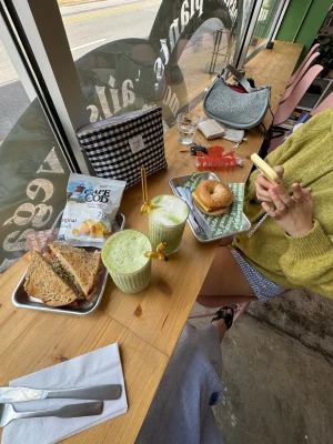 Thumbnail voor Shirin betaalde maandenlang lunch voor collega: 'En toen kreeg ik een Tikkie van 70 cent'