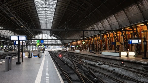 Door de landelijke staking-NS rijden er vandaag geen treinen. Hierdoor kan een groot deel van de mensen niet op zijn werk komen, en moet er vervangend vervoer geregeld worden.