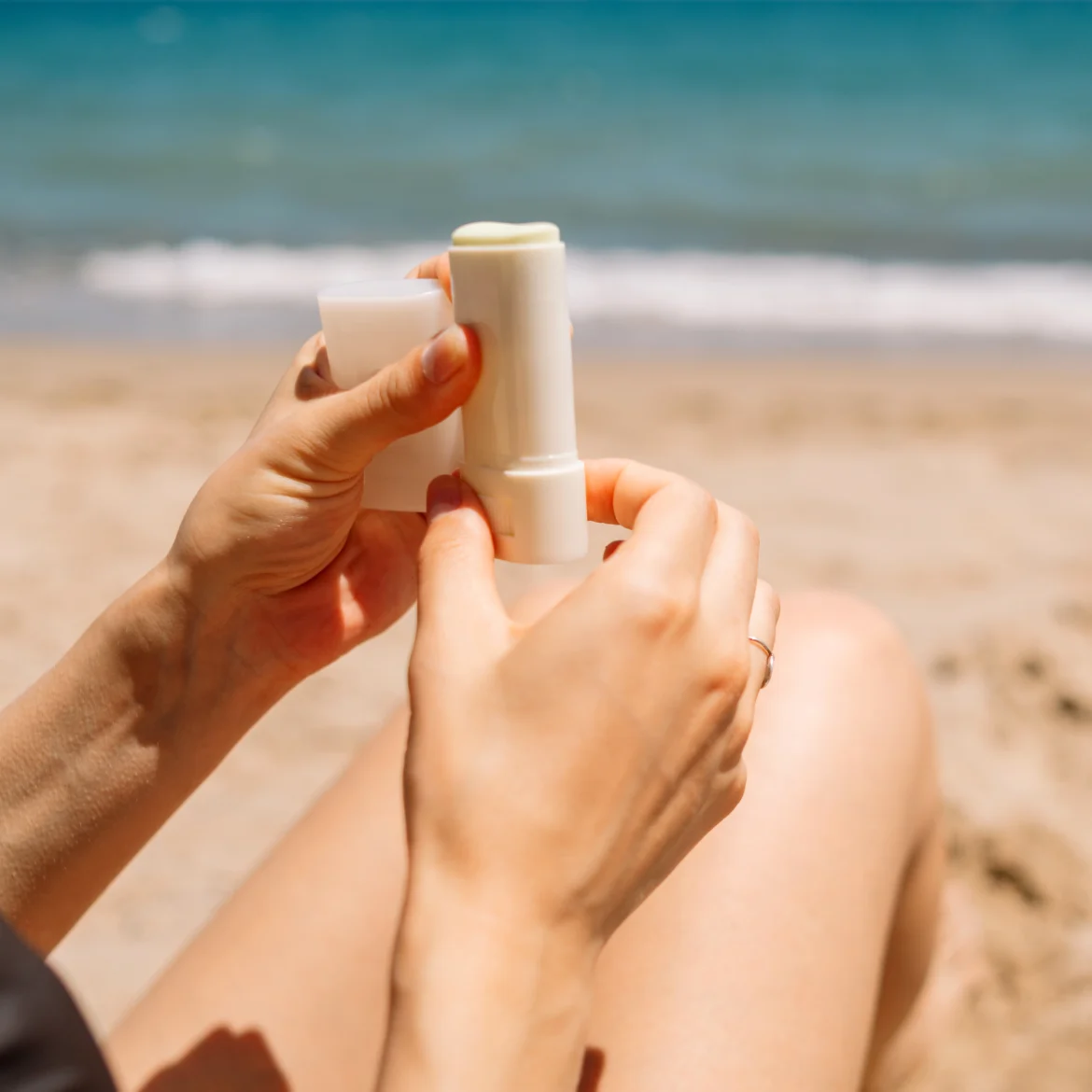 Vrouw met zonnebrandsticks