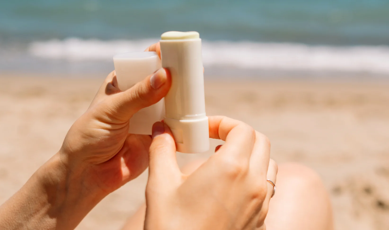 Vrouw met zonnebrandsticks