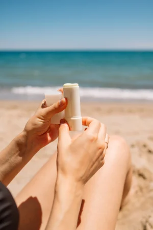 Thumbnail voor Zonnebrandsticks zijn razend populair, en deze wil je in je tas hebben deze zomer