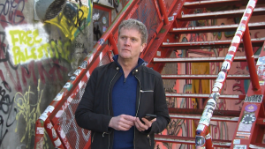 Thumbnail voor Alberto Stegeman confronteert malafide dakdekker in 'Undercover in Nederland', maar die blijkt een grote fan