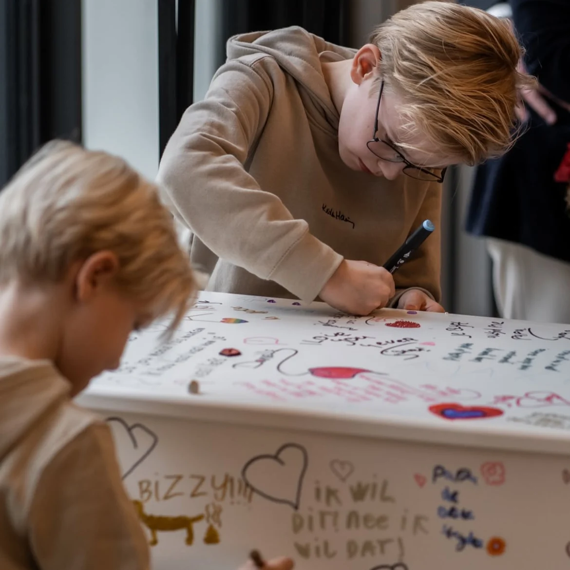 Leven met de Dood - Iede Hoorn schrijft over persoonlijke boodschappen op kist