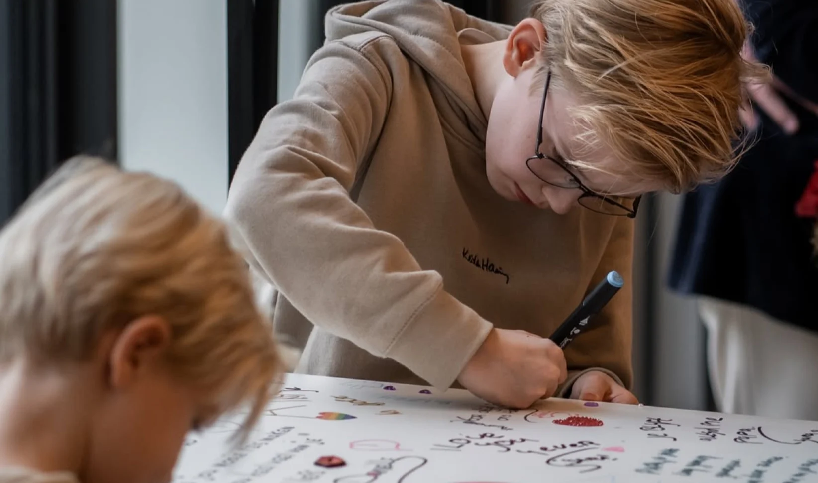 Leven met de Dood - Iede Hoorn schrijft over persoonlijke boodschappen op kist