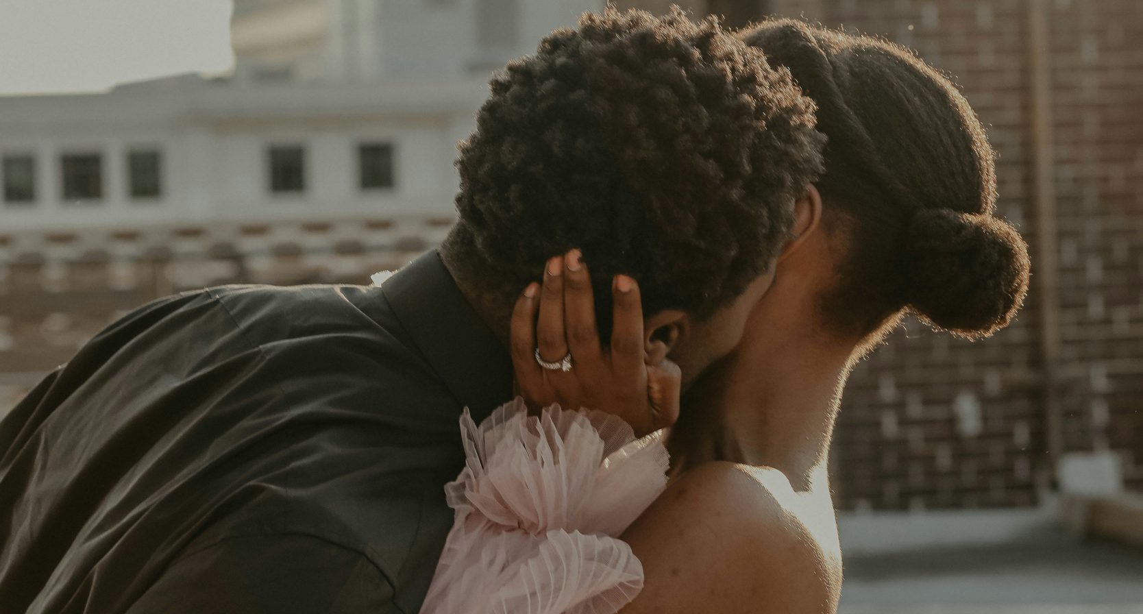 Man geeft vrouw een kus