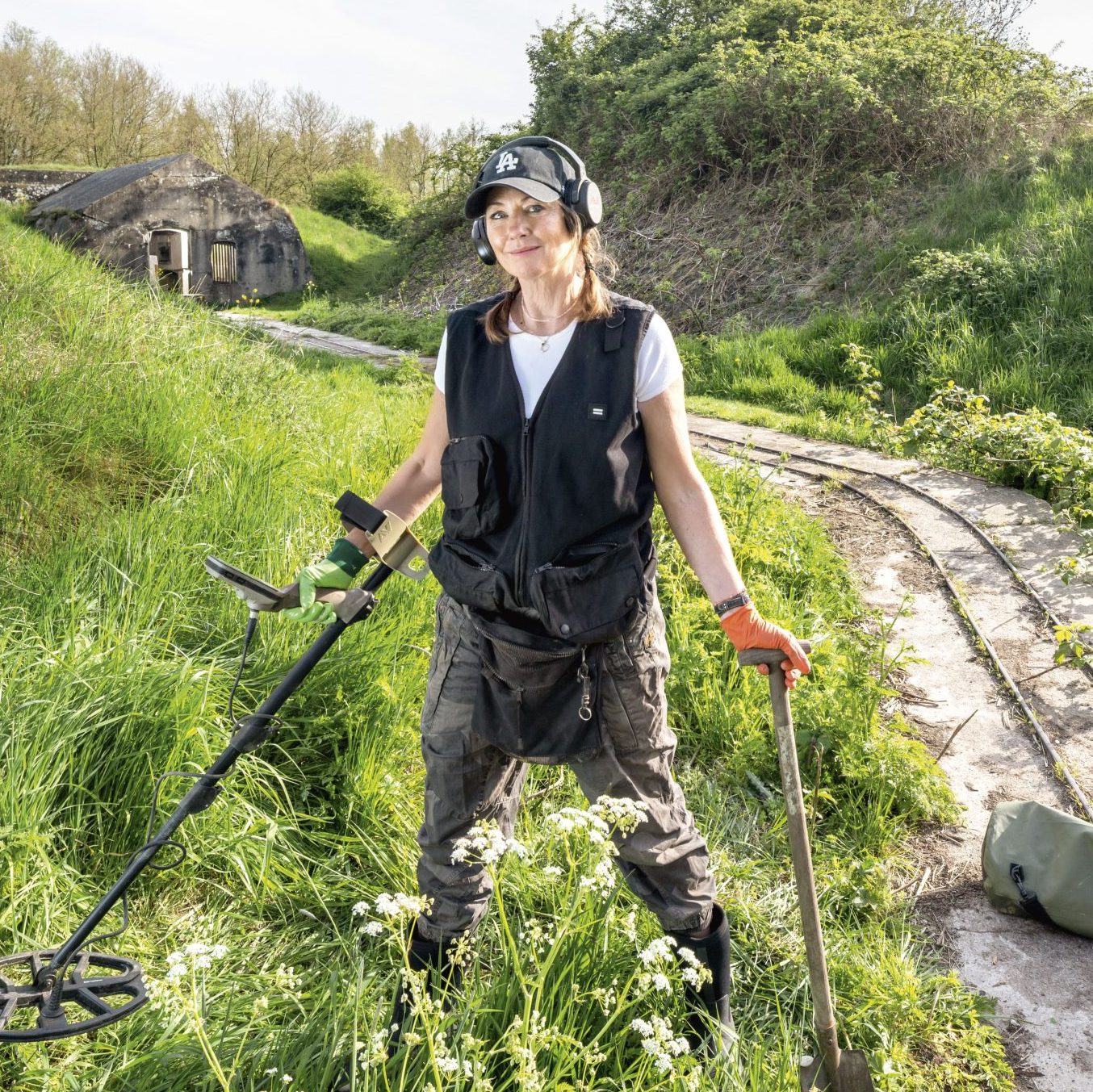 Met je metaaldetector dubbeltjes uit de grond trekken: ‘Meestal is het een dopje, kogel of verroest muntje’