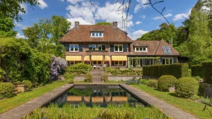Thumbnail voor Dit landhuis in Vorden lijkt recht uit een schilderij te komen (en de tuin al helemaal)