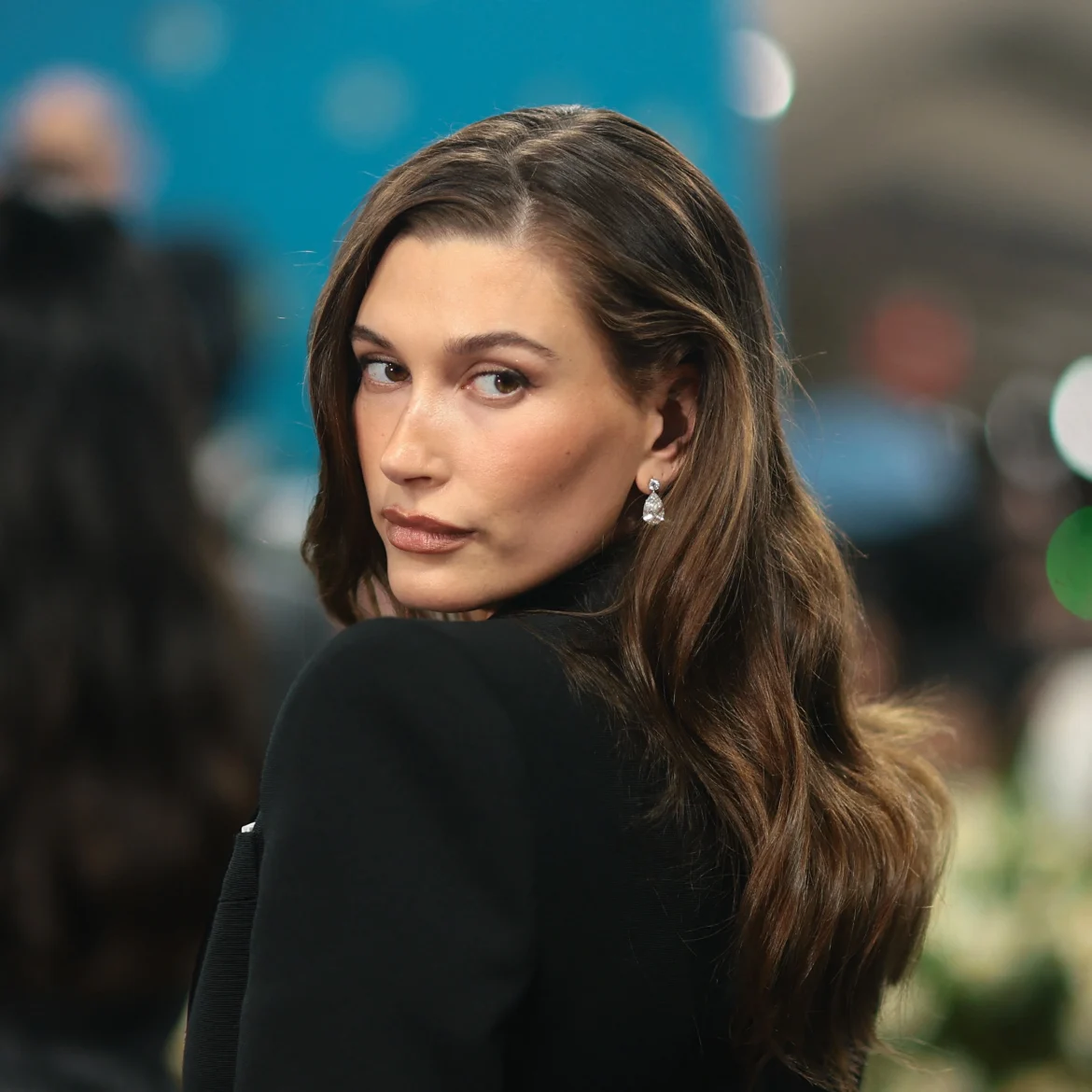 Hailey Bieber strikt deze bekende acteur voor haar beautymerk Rhode