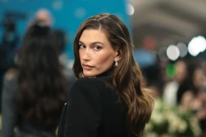 Thumbnail voor Hailey Bieber strikt deze bekende acteur voor haar beautymerk Rhode