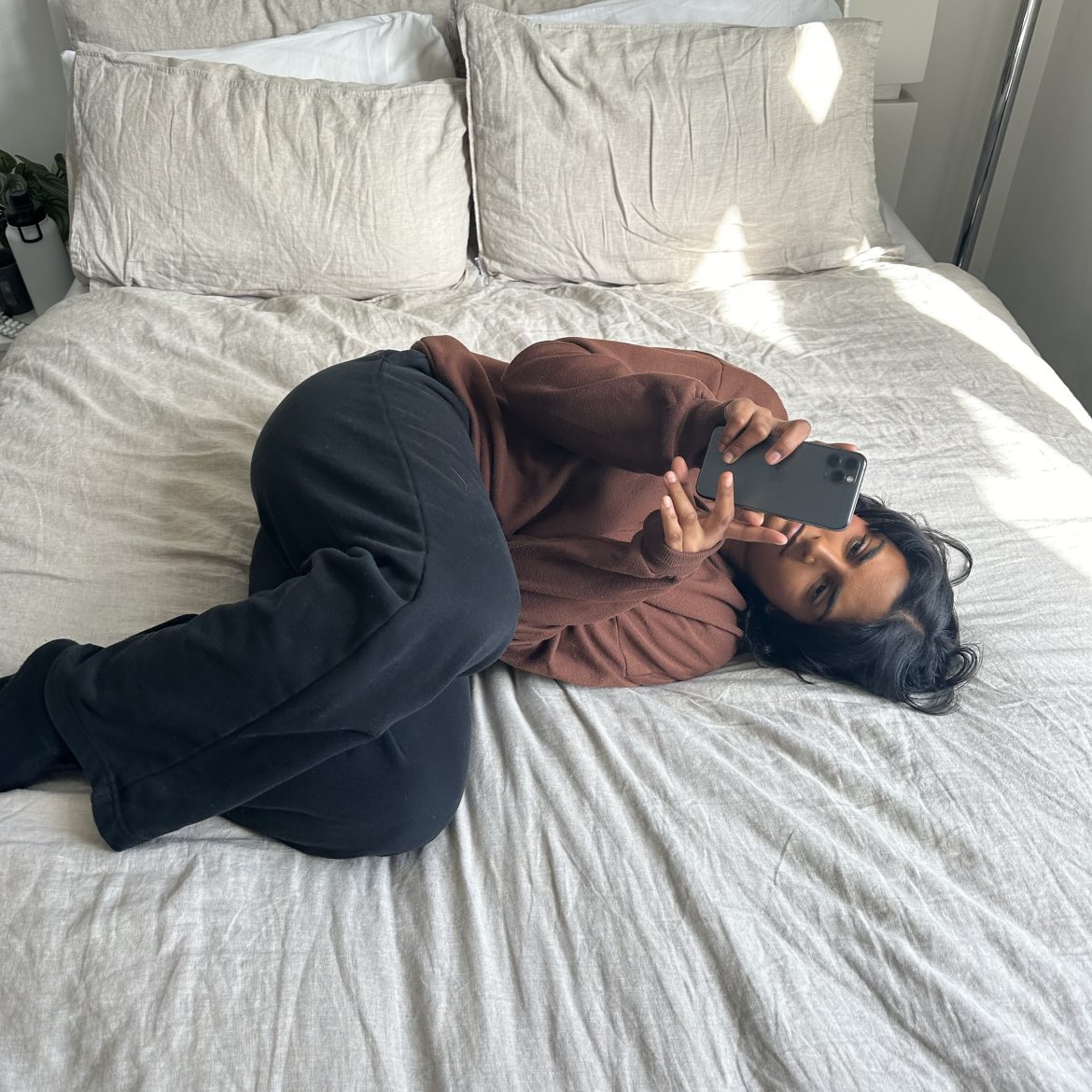 vrouw in bed op telefoon