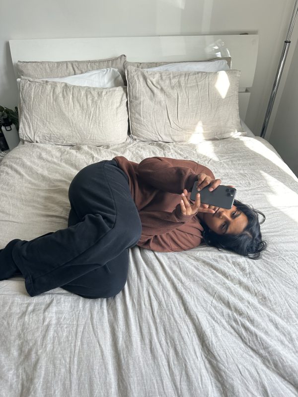 vrouw in bed op telefoon