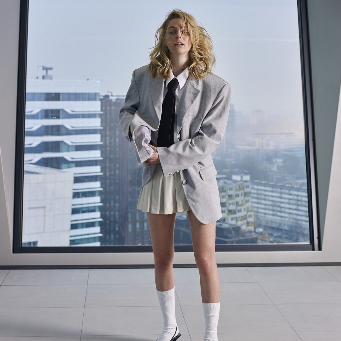 Claire Bender draagt outfit op kantoor