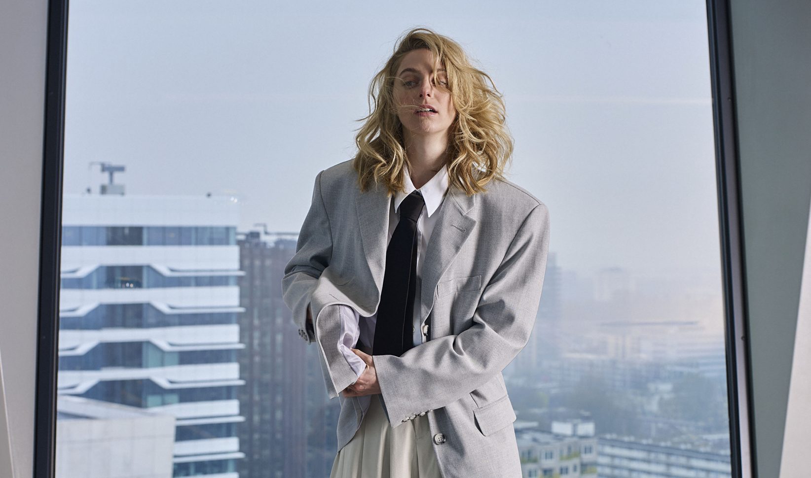 Claire Bender draagt outfit op kantoor
