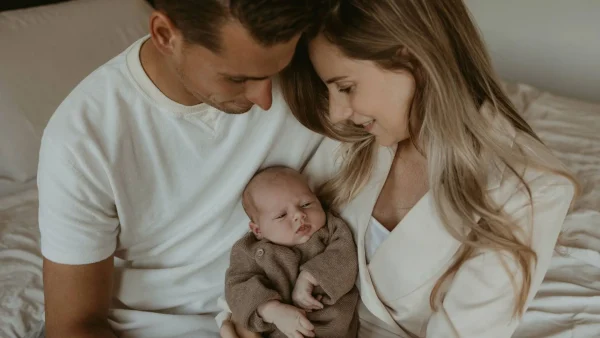 Laura en Mark met hun baby | ernstig hersenletsel