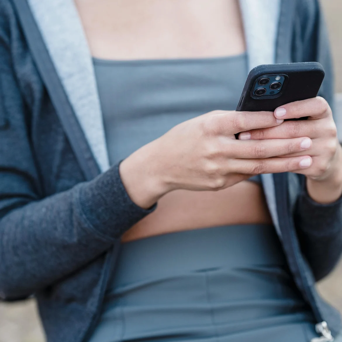 Vrouw op telefoon die zichzelf beschermt tegen straatintimidatie