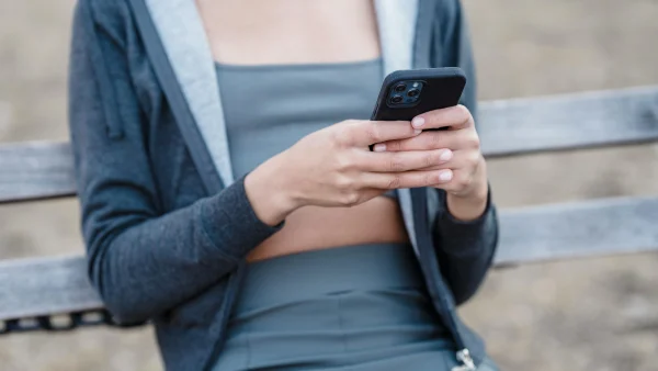 Vrouw op telefoon die zichzelf beschermt tegen straatintimidatie